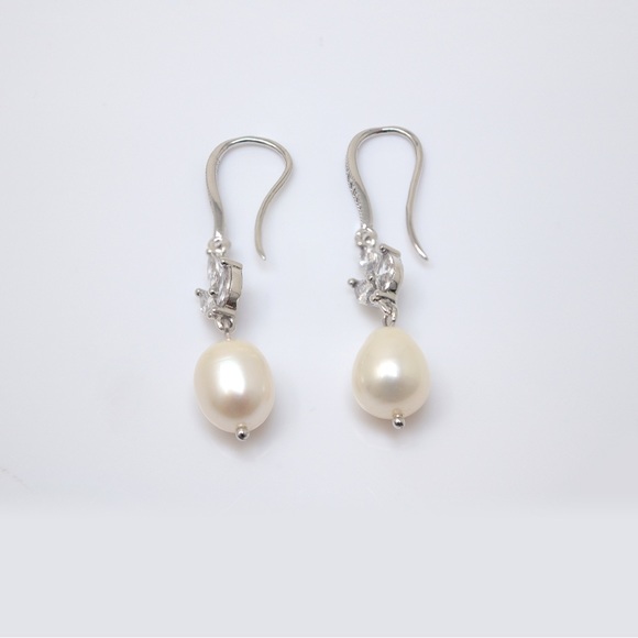 14K Gold Plated Freshwater Shell Pearl Necklace and Earrings Set - Picture 8 of 9